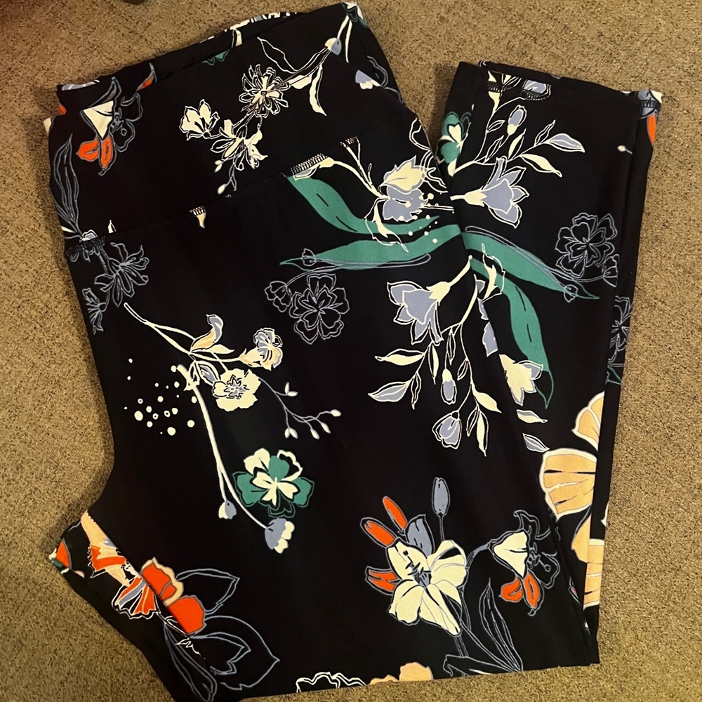 Maurices in Motion Navy Floral Leggings XXL
